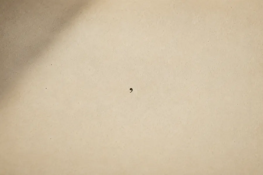 vírgula pequena sobre papel claro