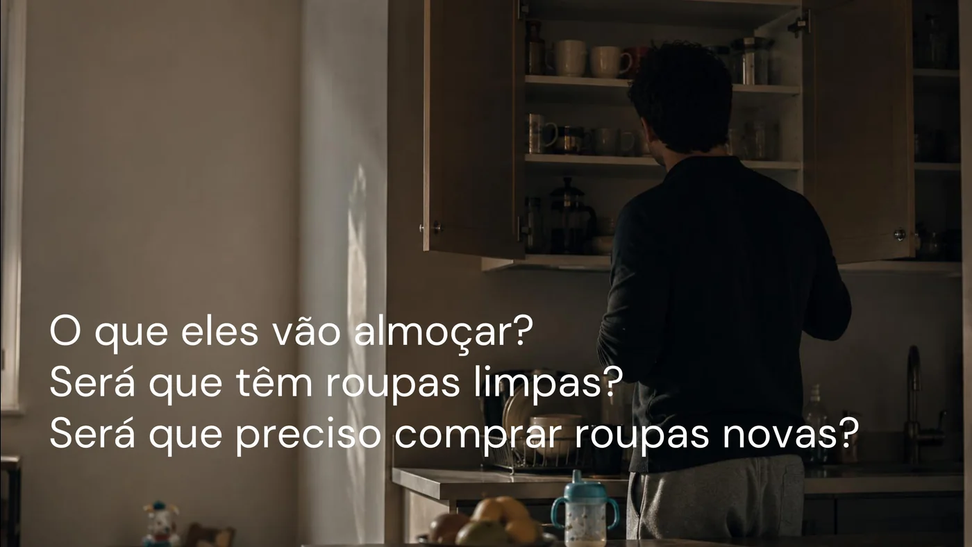 Cena doméstica em uma cozinha, com perguntas sobre almoço, roupas limpas e necessidades das crianças.
