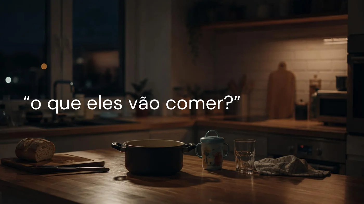 Cozinha à noite com uma panela sobre a bancada e a pergunta o que eles vão comer sobreposta.