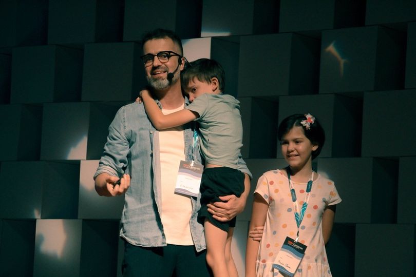 Rafael Stein com Maria Clara e Francisco no palco do TEDx Campinas