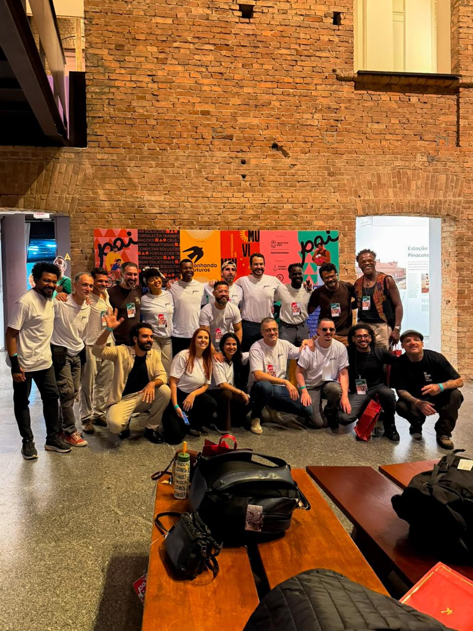 Equipe e participantes da décima edição do PAI reunidos na Pinacoteca