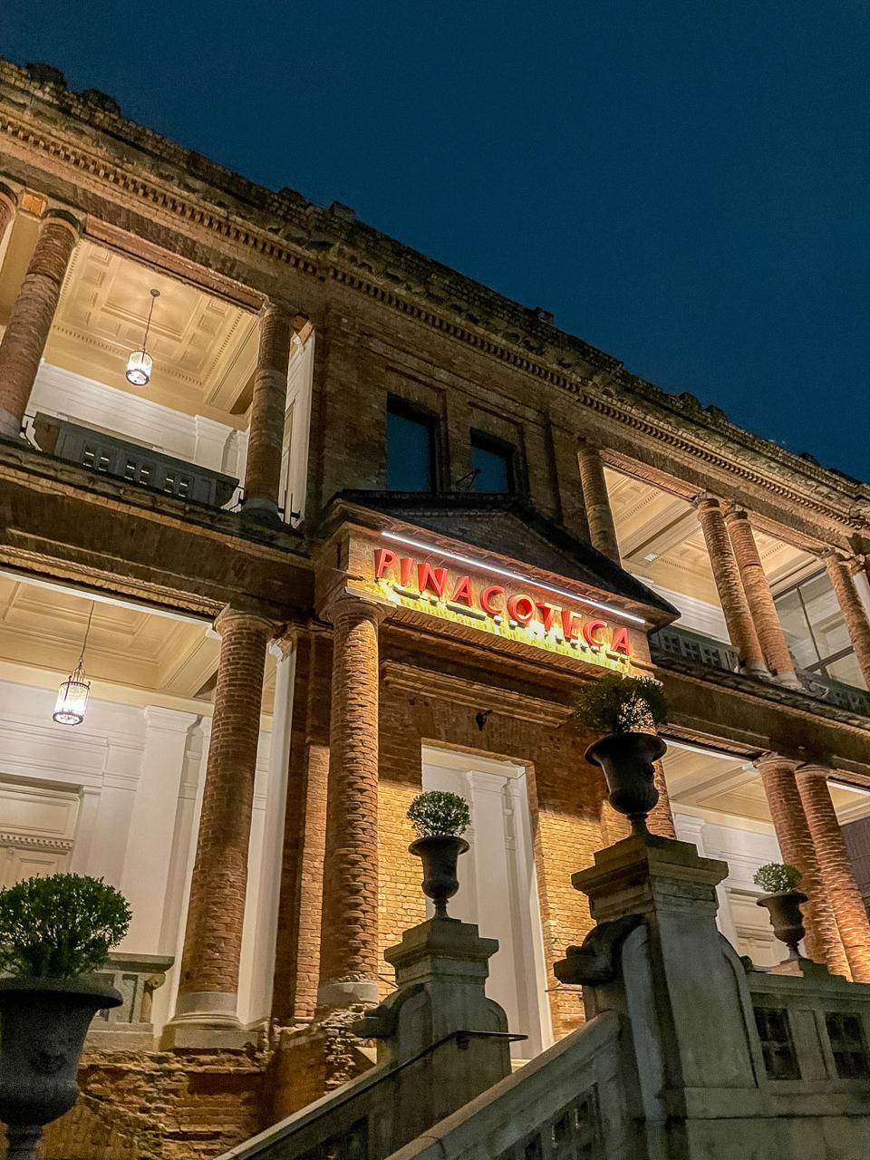 Fachada iluminada da Pinacoteca de São Paulo à noite